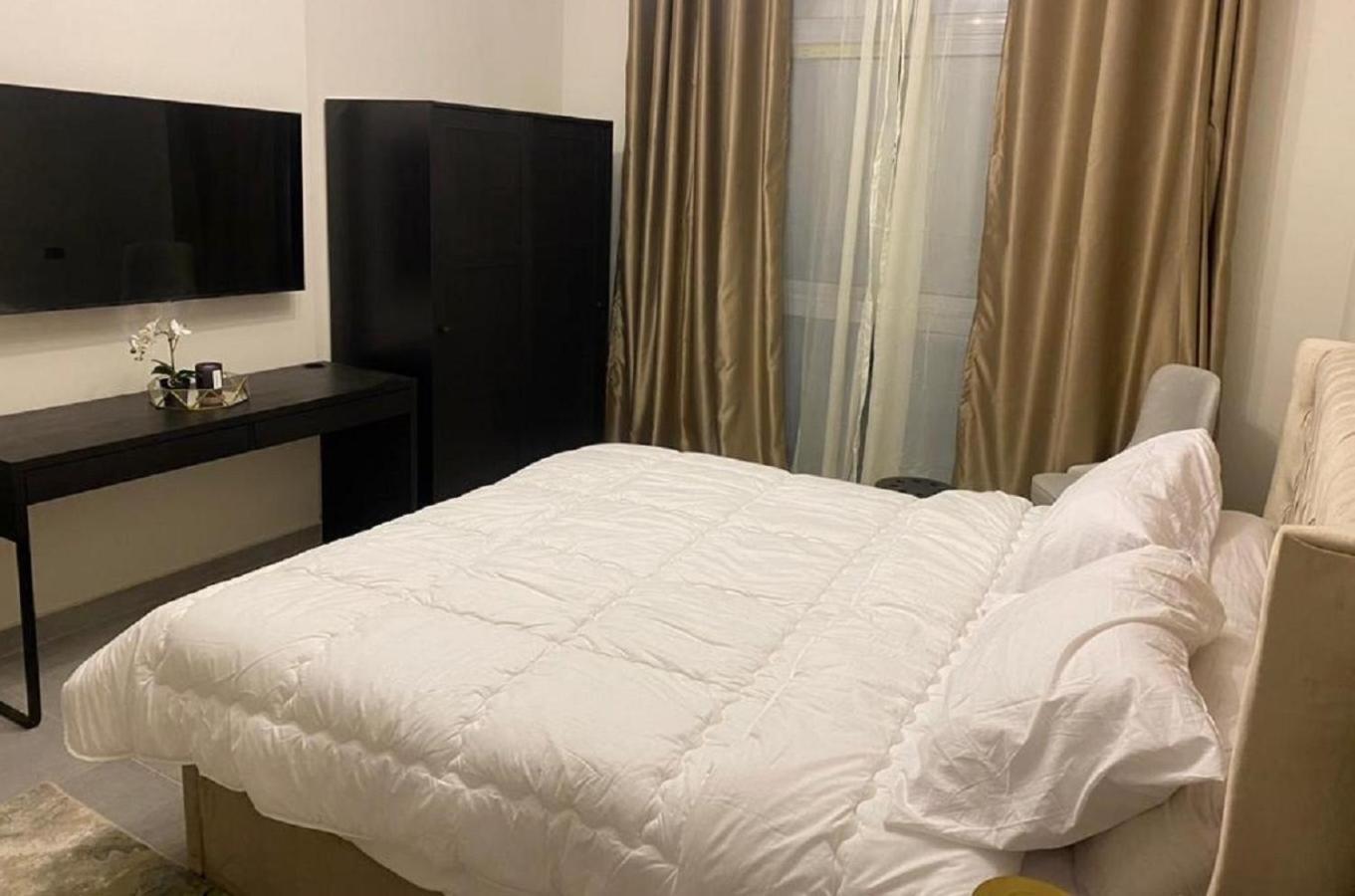 Apartment Z Executive Hub *
